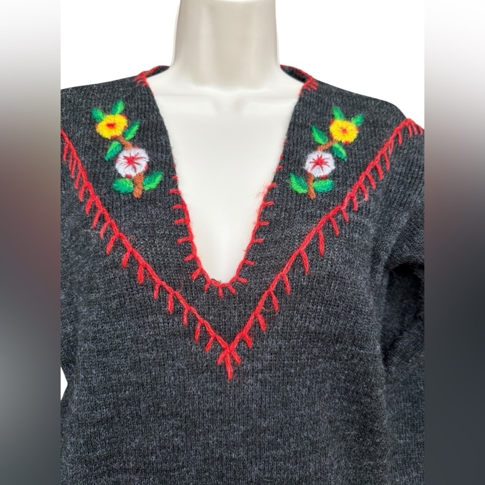 Vintage 70s Womens Gray Embroidered Floral V Neck Sweater Medium Cottagecore - Picture 5 of 12